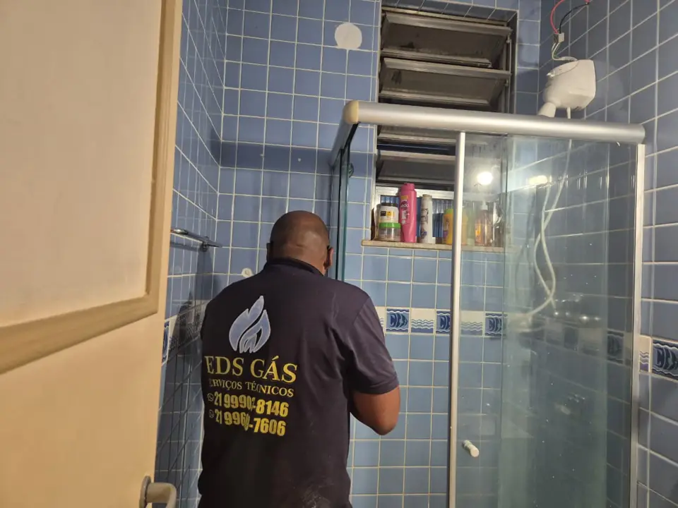 Técnico da EDS GÁS ajustando o registro de água quente