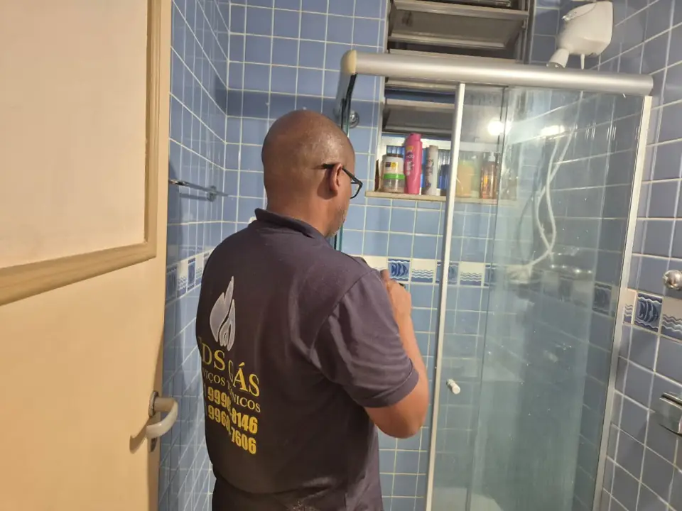 Técnico da EDS GÁS conferindo o funcionamento da água quente do aquecedor