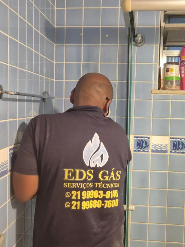 Técnico da EDS GÁS finalizando o atendimento no ponto de água quente