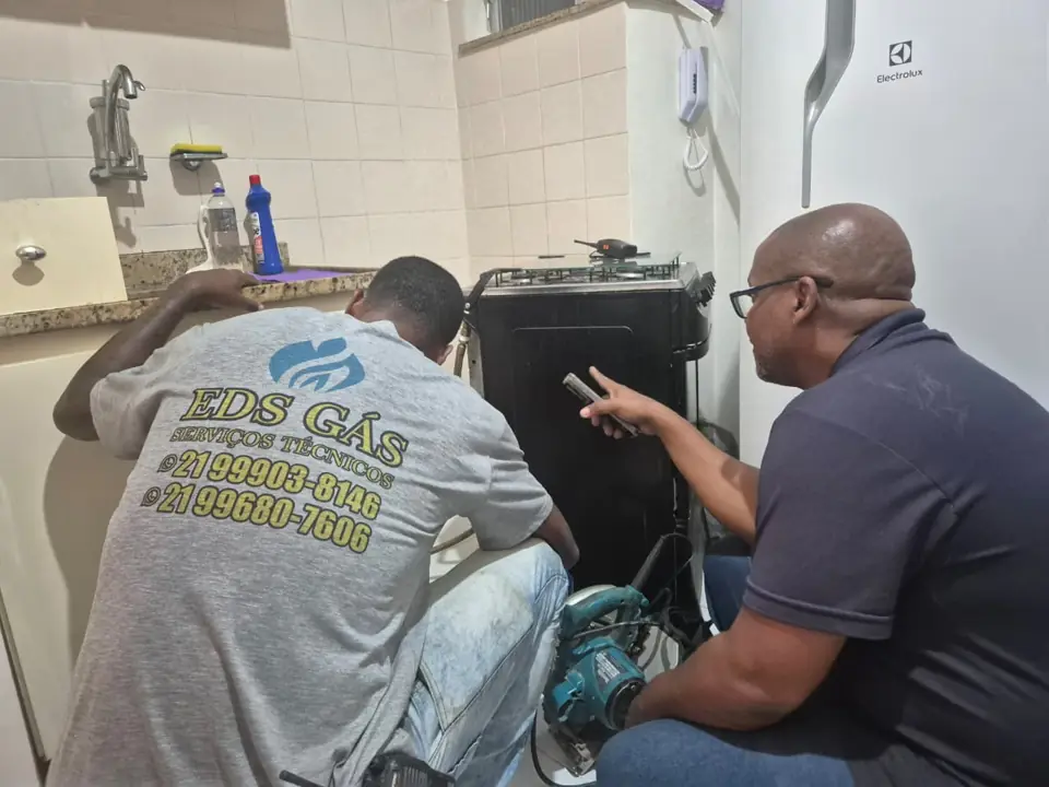 Equipe da EDS GÁS revisando as conexões de gás de um fogão